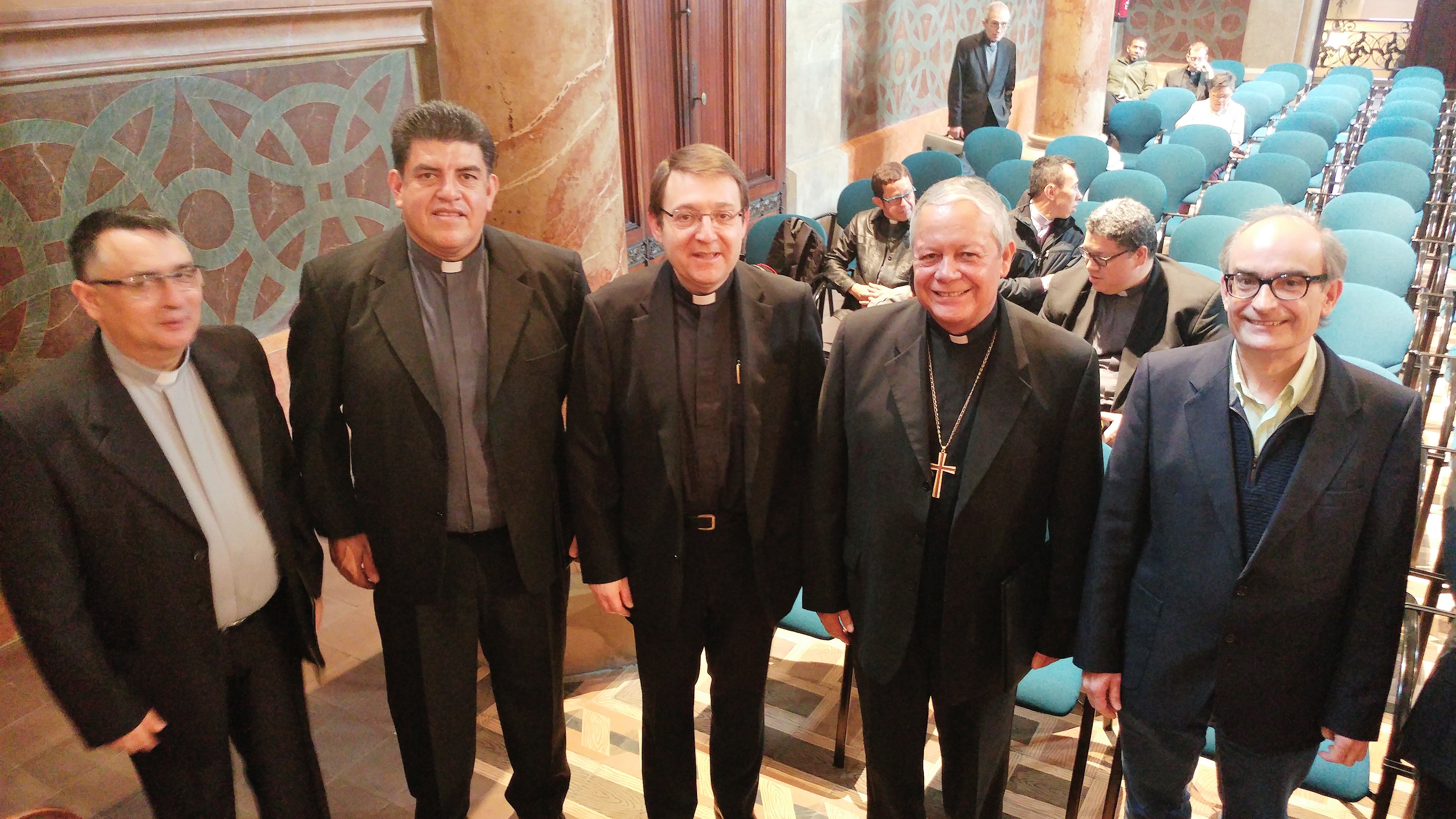 Mons. Víctor Sánchez recibe el III Memorial Pere Tena de Pastoral Litúrgica